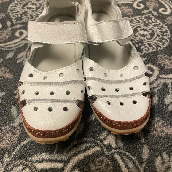 OWLKAY Stride Harmony Hollow Womens White Leather Hook Flat Sandal 8.5/41 - Picture 7 of 9